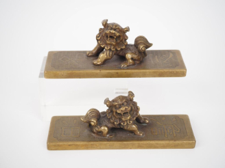 Vente aux enchères Chine, seconde moitié du Xxe siècle, Deux poids de calligraphe, en bro