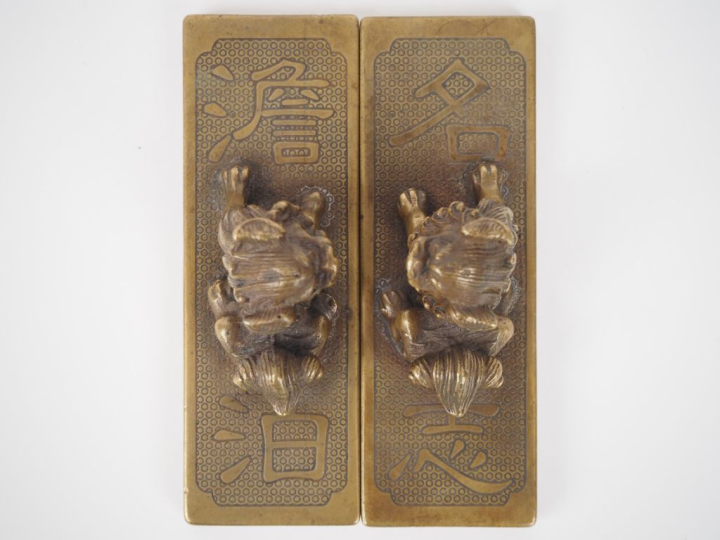 Chine, seconde moitié du Xxe siècle, Deux poids de calligraphe, en bro