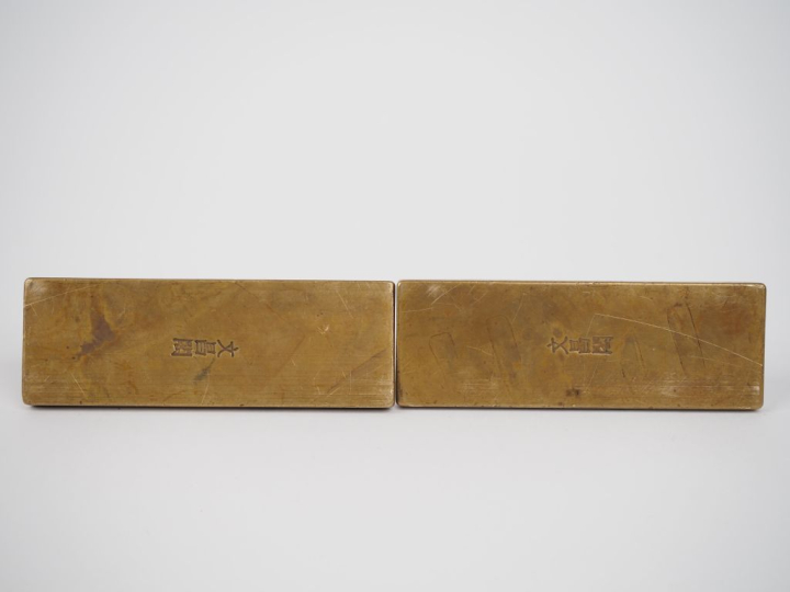 Chine, seconde moitié du Xxe siècle, Deux poids de calligraphe, en bro