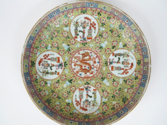 Vente aux enchères Chine Xxe siècle, Important plat en porcelaine et émaux polychromes, à
