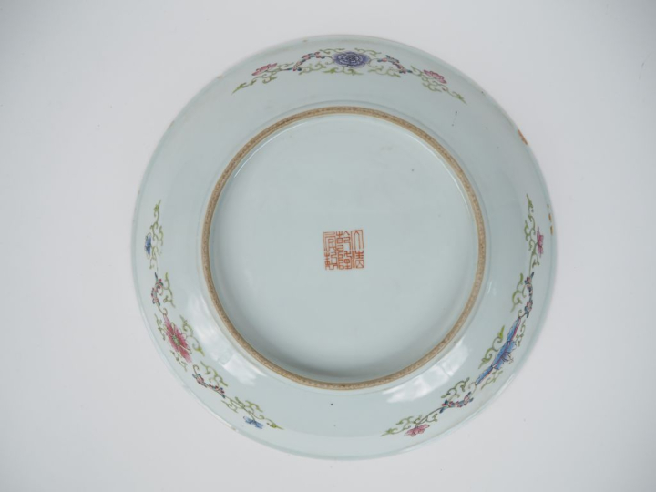 Chine Xxe siècle, Important plat en porcelaine et émaux polychromes, à