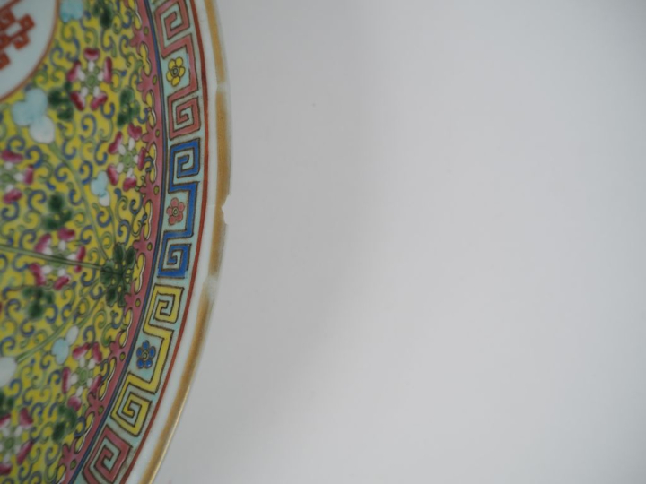 Chine Xxe siècle, Important plat en porcelaine et émaux polychromes, à