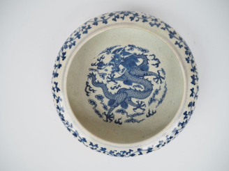 Vente aux enchères Chine, Xxe siècle, Petit bassin en  porcelaine à décor émaillé en bleu