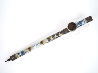 Vente aux enchères Chine, travail moderne dans le style des Ming Pipe à opium en porcelai