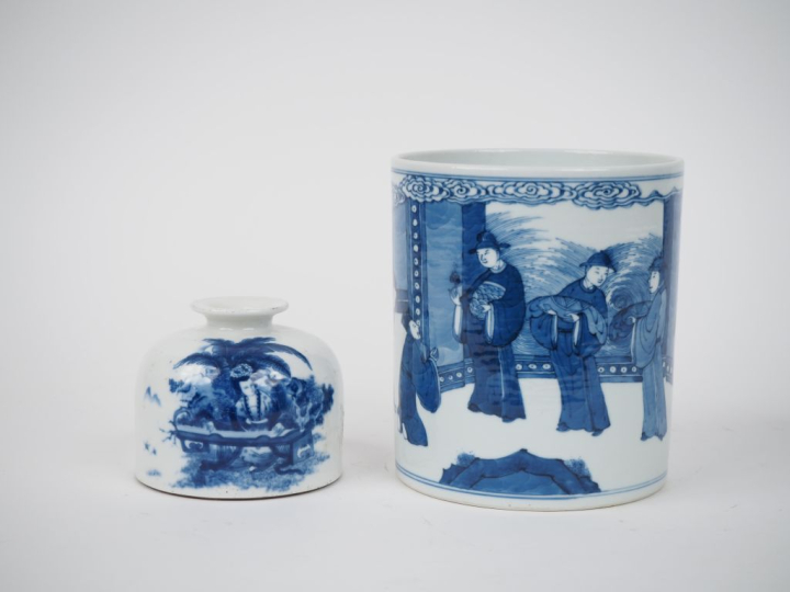 Chine Xxe siècle,  Deux objets de lettrés en porcelaine bleu blanc com