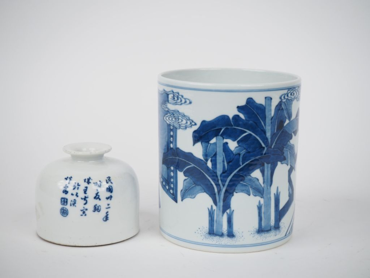 Chine Xxe siècle,  Deux objets de lettrés en porcelaine bleu blanc com