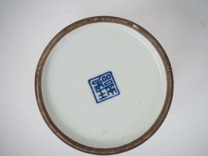 Chine Xxe siècle,  Deux objets de lettrés en porcelaine bleu blanc com