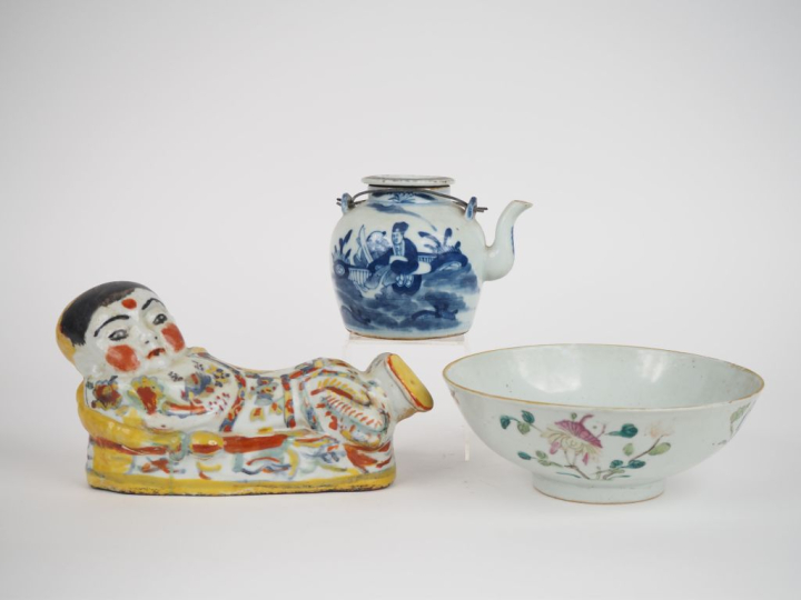 Chine, fin XIXe siècle,  Trois porcelaines comprenant une theière à dé