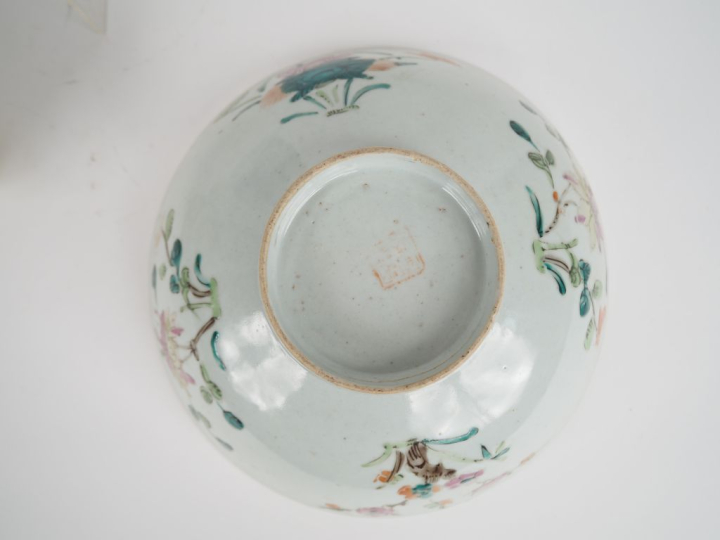 Chine, fin XIXe siècle,  Trois porcelaines comprenant une theière à dé