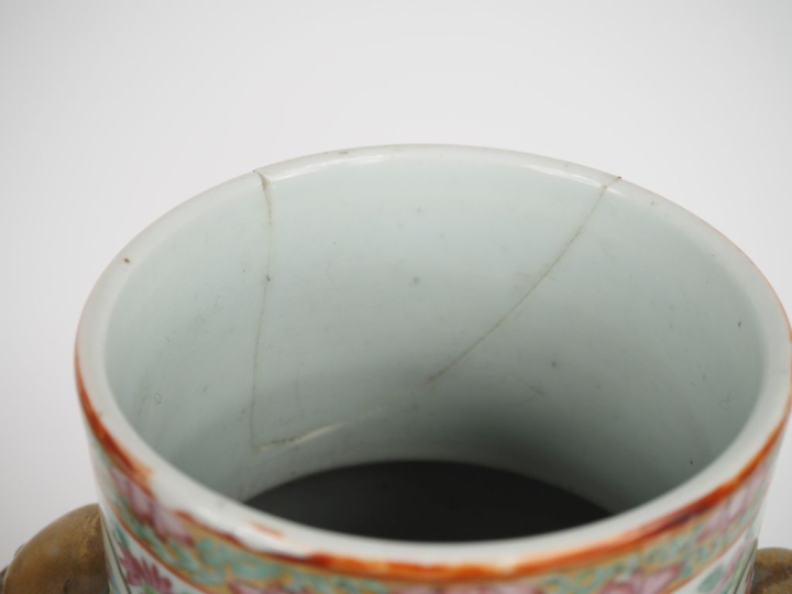 Canton fin XIXe siècle,  Paire de vases de forme balustre en porcelain