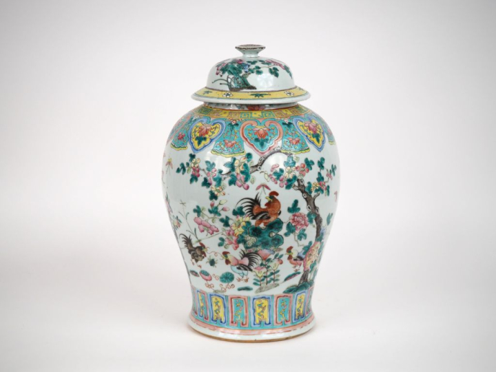 Chine fin XIXe siècle,  Potiche couverte en porcelaine et émaux de sty