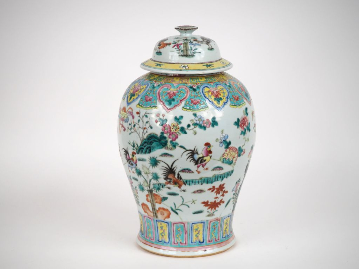 Chine fin XIXe siècle,  Potiche couverte en porcelaine et émaux de sty