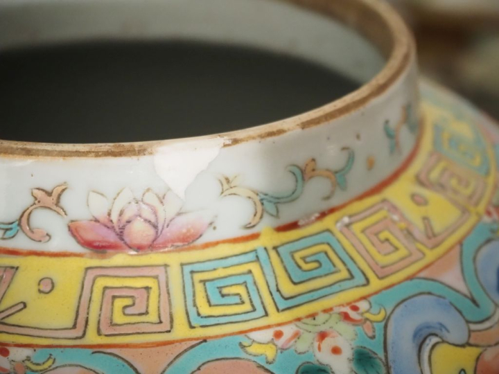 Chine fin XIXe siècle,  Potiche couverte en porcelaine et émaux de sty