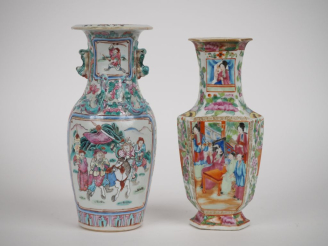 Vente aux enchères 2 vases de forme balustre en porcelaine de Canton à décor de personnag