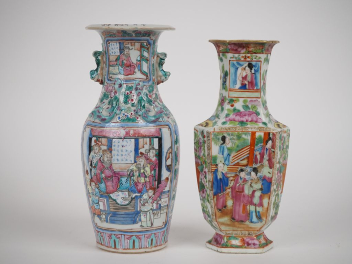 2 vases de forme balustre en porcelaine de Canton à décor de personnag