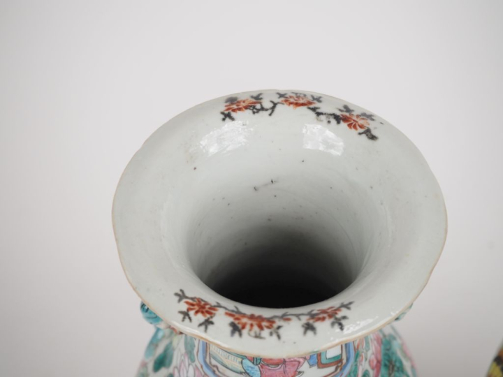 2 vases de forme balustre en porcelaine de Canton à décor de personnag
