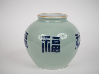 Vente aux enchères Pot à Gingembre en porcelaine et email Céladon à décor de calligraphie