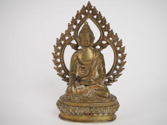 Vente aux enchères Chine, travail moderne,  Statuette en cuivre représentant bouddha sur 