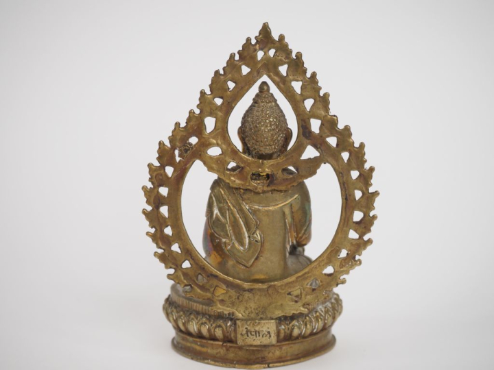Chine, travail moderne,  Statuette en cuivre représentant bouddha sur 