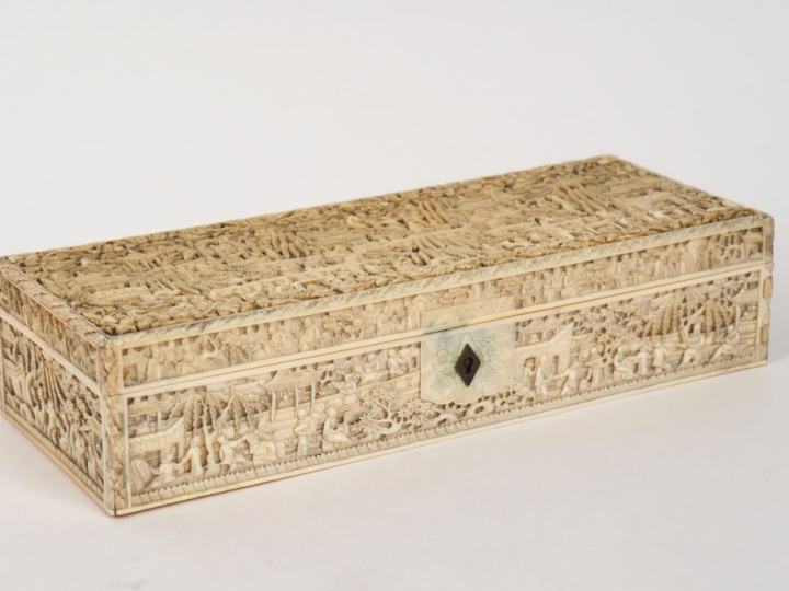 Canton, fin XIXe siècle,  Boîte à bijoux ou à ouvrage, en ivoire finem