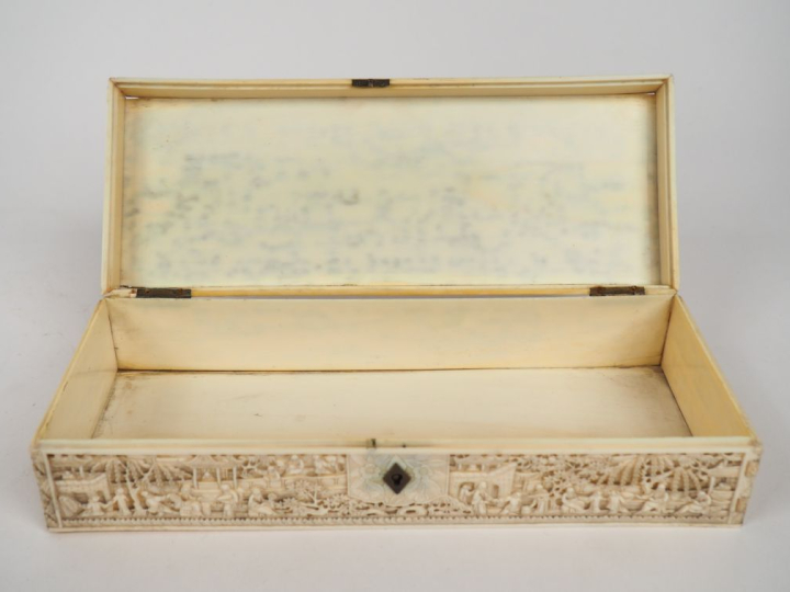 Canton, fin XIXe siècle,  Boîte à bijoux ou à ouvrage, en ivoire finem