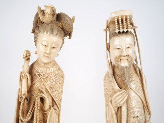 Vente aux enchères Chine, vers 1920  Deux grandes statuettes en ivoire, représentant un c