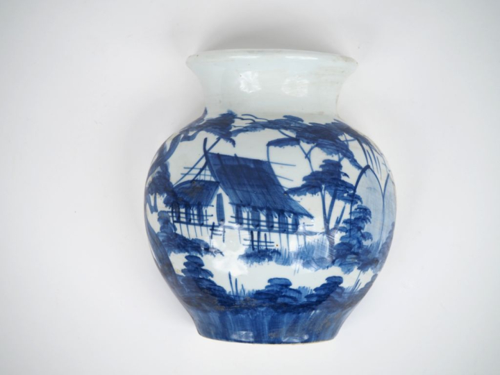 Chine pour le Vietnam XXe siècle, Vase d'applique en porcelaine bleu b