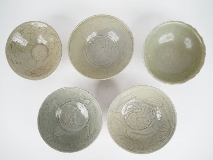 Chine, Annam du XVe au XVIIe siècle, 5 coupes et bols en céramique éma