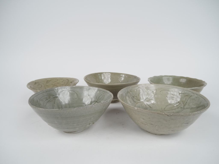 Chine, Annam du XVe au XVIIe siècle, 5 coupes et bols en céramique éma