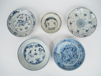 Vente aux enchères Chine, du XVIe au XVIIIe siècle,  Cinq coupes en porcelaine bleu blanc