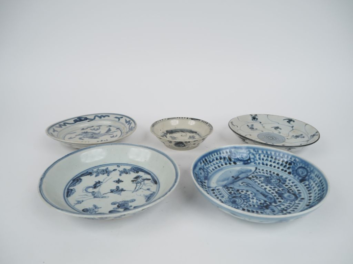 Chine, du XVIe au XVIIIe siècle,  Cinq coupes en porcelaine bleu blanc