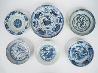 Vente aux enchères Chine, du XVIe au XVIIIe siècle,  6 coupes et assiettes en porcelaine 