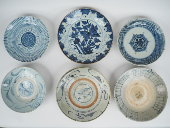 Chine, du XVIe au XVIIIe siècle,  6 coupes en porcelaine bleu blanc à 