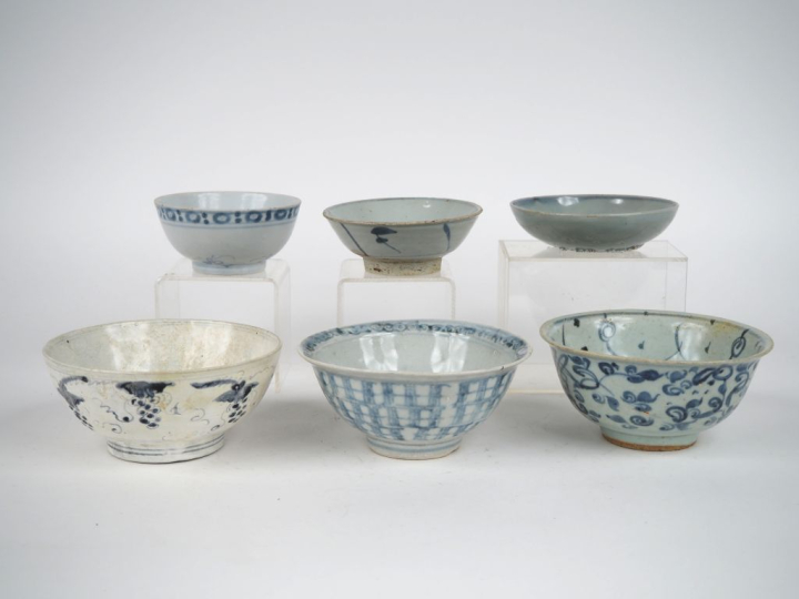 Chine, du XVIe au XVIIIe siècle,  6 bols en porcelaine bleu blanc à dé