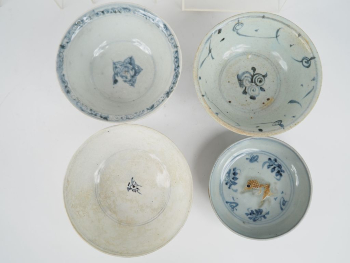 Chine, du XVIe au XVIIIe siècle,  6 bols en porcelaine bleu blanc à dé