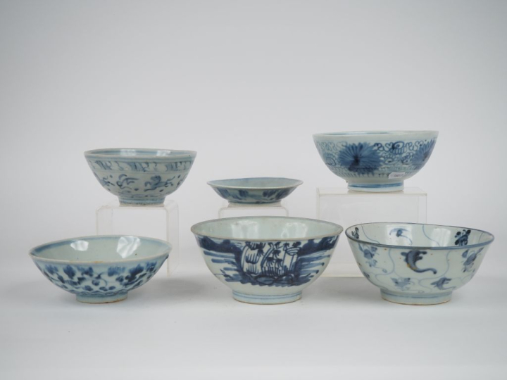 Chine, du XVIe au XVIIIe siècle,  6 bols en porcelaine bleu blanc à dé