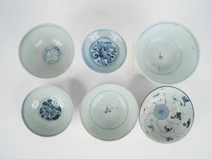 Chine, du XVIe au XVIIIe siècle,  6 bols en porcelaine bleu blanc à dé