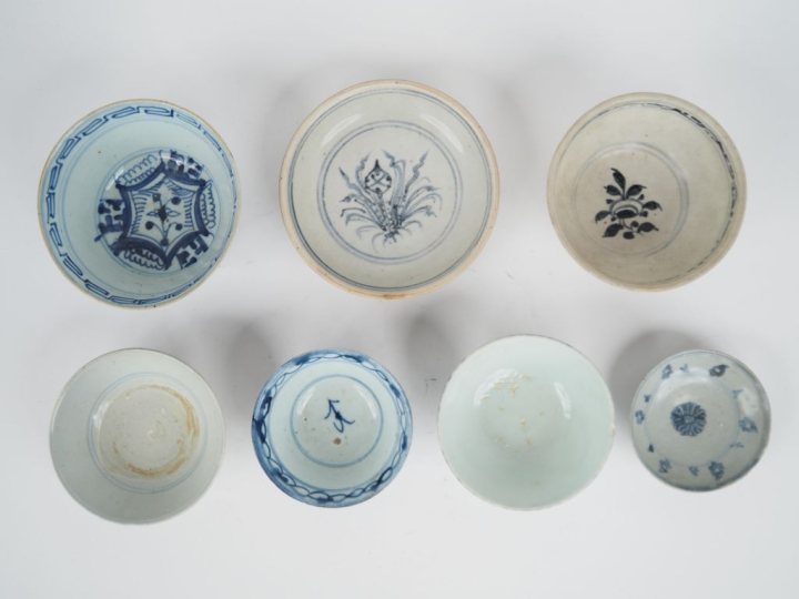 Chine, du XVIe au XVIIIe siècle,  7 coupes en porcelaine bleu blanc à 