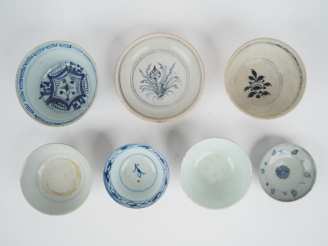 Vente aux enchères Chine, du XVIe au XVIIIe siècle,  7 coupes en porcelaine bleu blanc à 