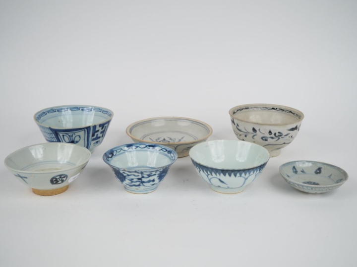 Chine, du XVIe au XVIIIe siècle,  7 coupes en porcelaine bleu blanc à 