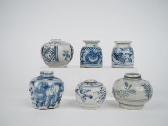 Vente aux enchères Chine, du XVe au XVIe siècle, 6 petites jarres en céramique bleu blanc