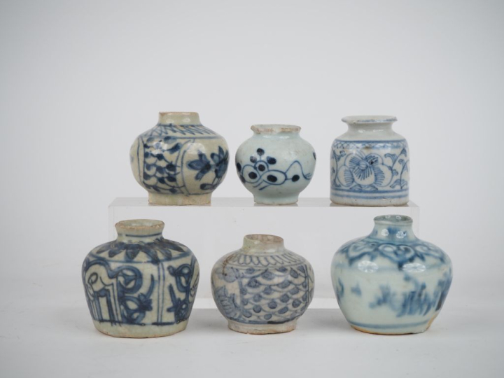 Chine, du Xve au XVIe siècle, 6 petites jarres en céramique bleu blanc