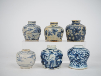 Vente aux enchères Chine, du XVe au XVIe siècle, 6 petites jarres en céramique bleu blanc