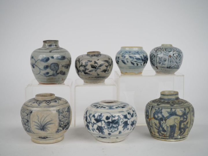 Chine, du XVe au XVIe siècle, 7 petites jarres en céramique bleu blanc
