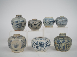 Vente aux enchères Chine, du XVe au XVIe siècle, 7 petites jarres en céramique bleu blanc