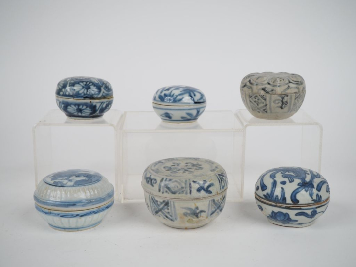 Chine, du XVe au XVIe siècle, 6 petites boîtes couvertes en céramique 