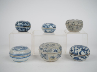 Vente aux enchères Chine, du XVe au XVIe siècle, 6 petites boîtes couvertes en céramique 