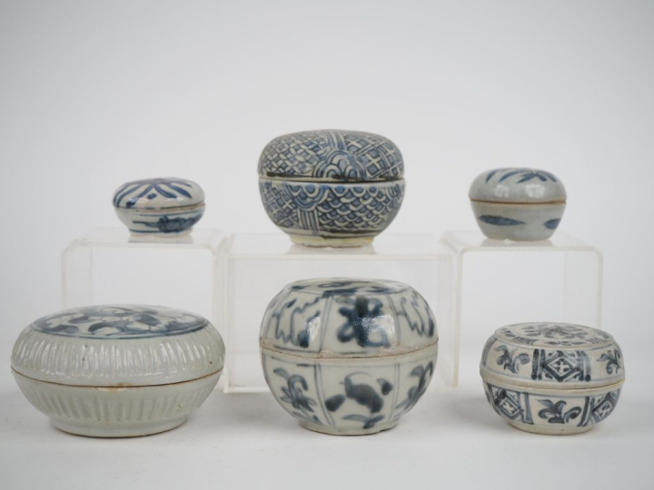 Chine, du XVe au XVIe siècle, 6 petites boîtes couvertes en céramique 