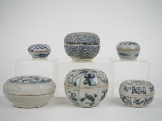 Vente aux enchères Chine, du XVe au XVIe siècle, 6 petites boîtes couvertes en céramique 