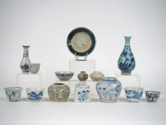 Vente aux enchères Chine, du XVe au XVIe siècle, 14 petites jarres, bols et vases en céra